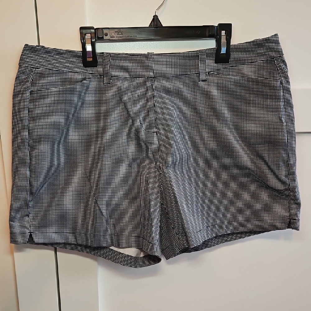 PGA Tour Men's Black and White Patterned Shorts
